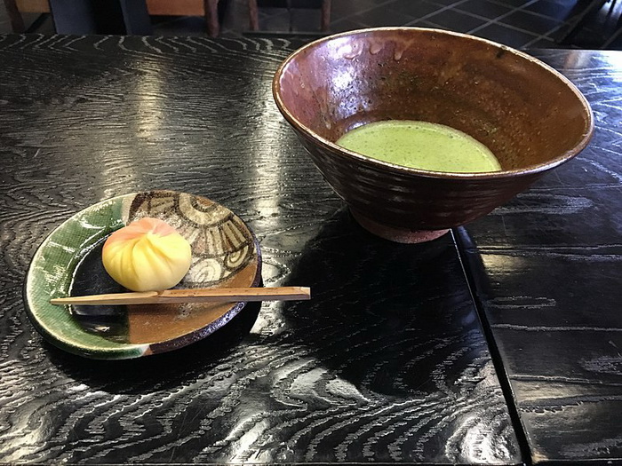 Во время японской чайной церемонии используется чай маття